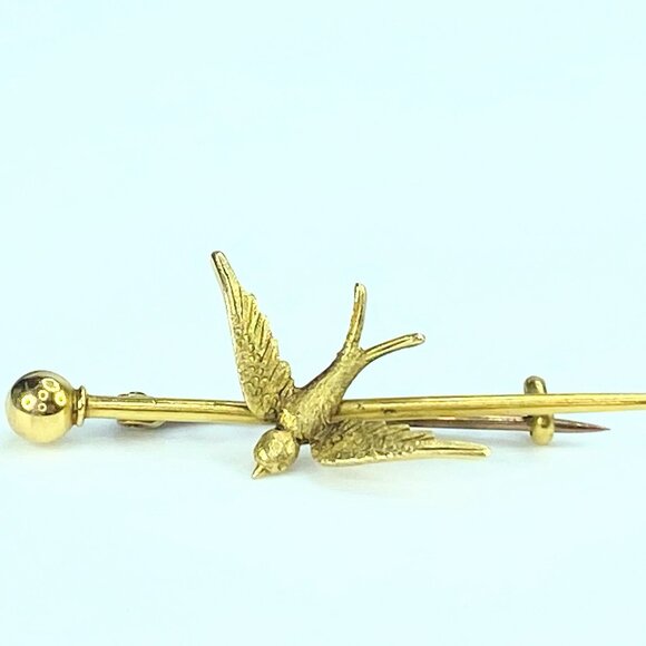JR9937 Early 20th century 15ct 3D Swallow Bird Bar brooch 3.2g